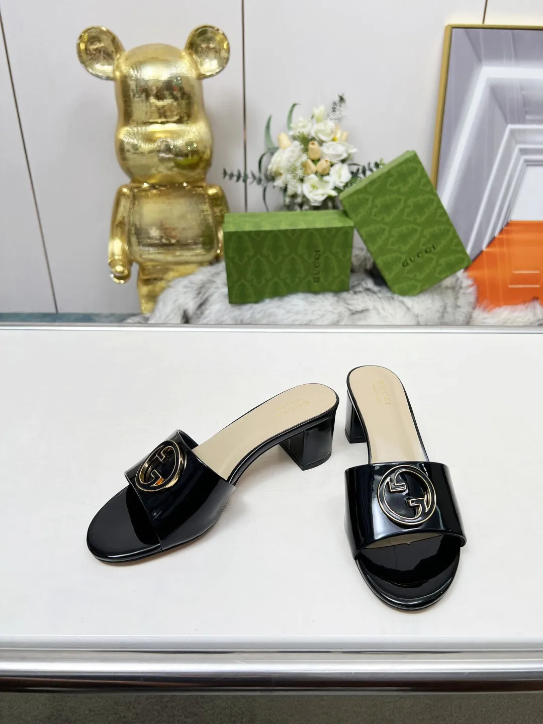 👟👟Ex-factory price 360👟👟 Genuine leather sole +40 Gucci 𝟐𝟎𝟐5 new spring and summer double G buckle round toe medium heel slippers, this G family series of slippers are so beautiful, high-end must buy~ The double G Logo is so beautiful on the feet, a classy style! The buttons have the GUCCI logo. Fabric: Cowhide Lining: Sheepskin lining Sheepskin pad Heel height: 5CM Sole: Italian genuine leather outsole Size: 35-44 [42 43 44 customized]